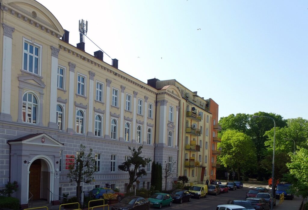 Zdjęcie przedstawia budynek szkoły przy ulicy Piastowskiej 5 w Kołobrzegu
