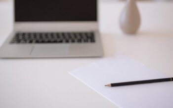 Laptop, stół, ołówek, papier