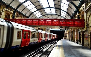 Biało Czerwony Pociąg Na Stacji