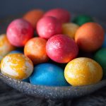 Kolorowe pisanki w misie