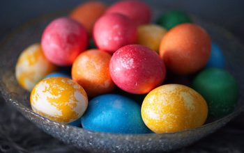 Kolorowe pisanki w misie